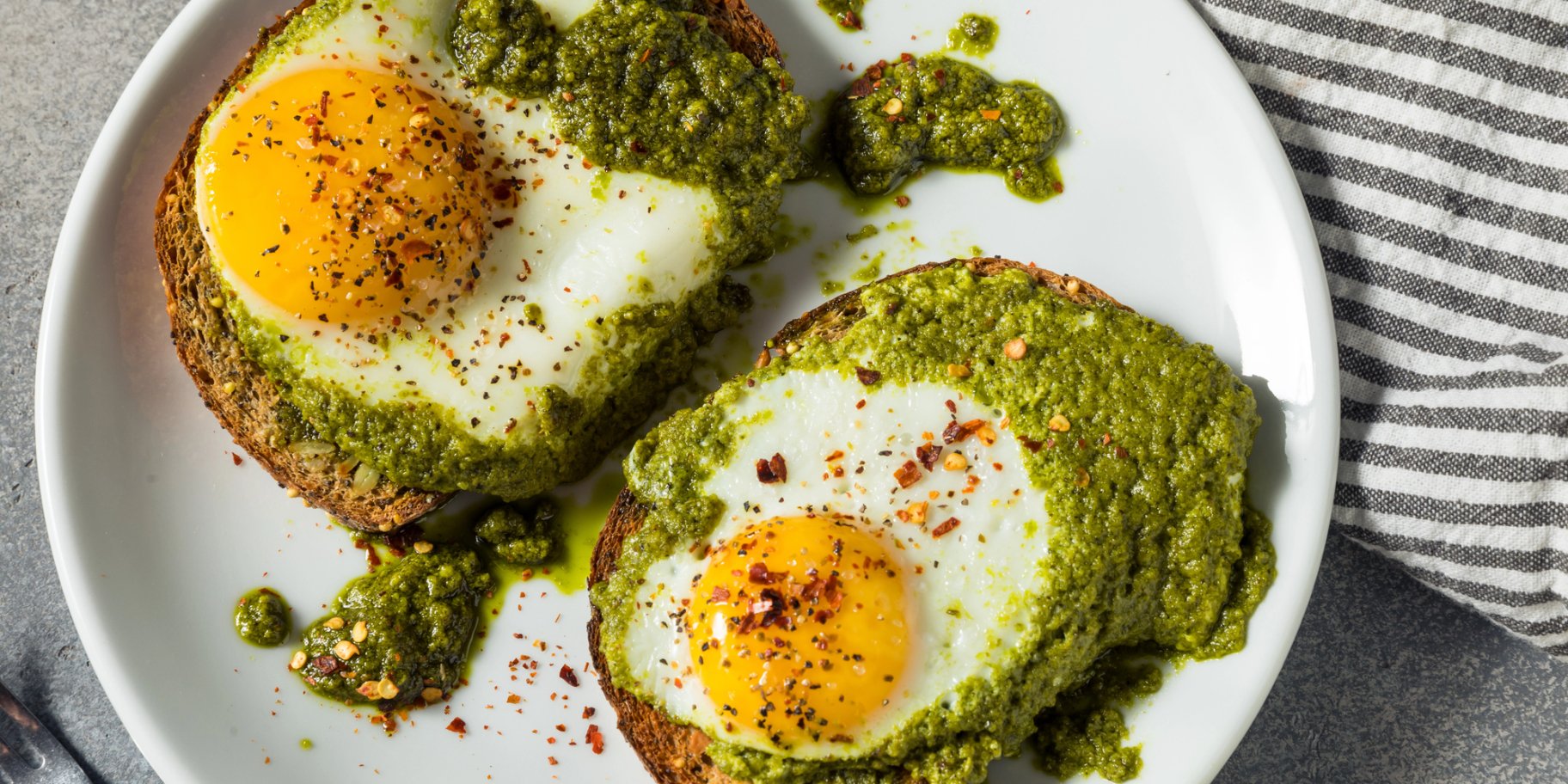 Яйце з песто