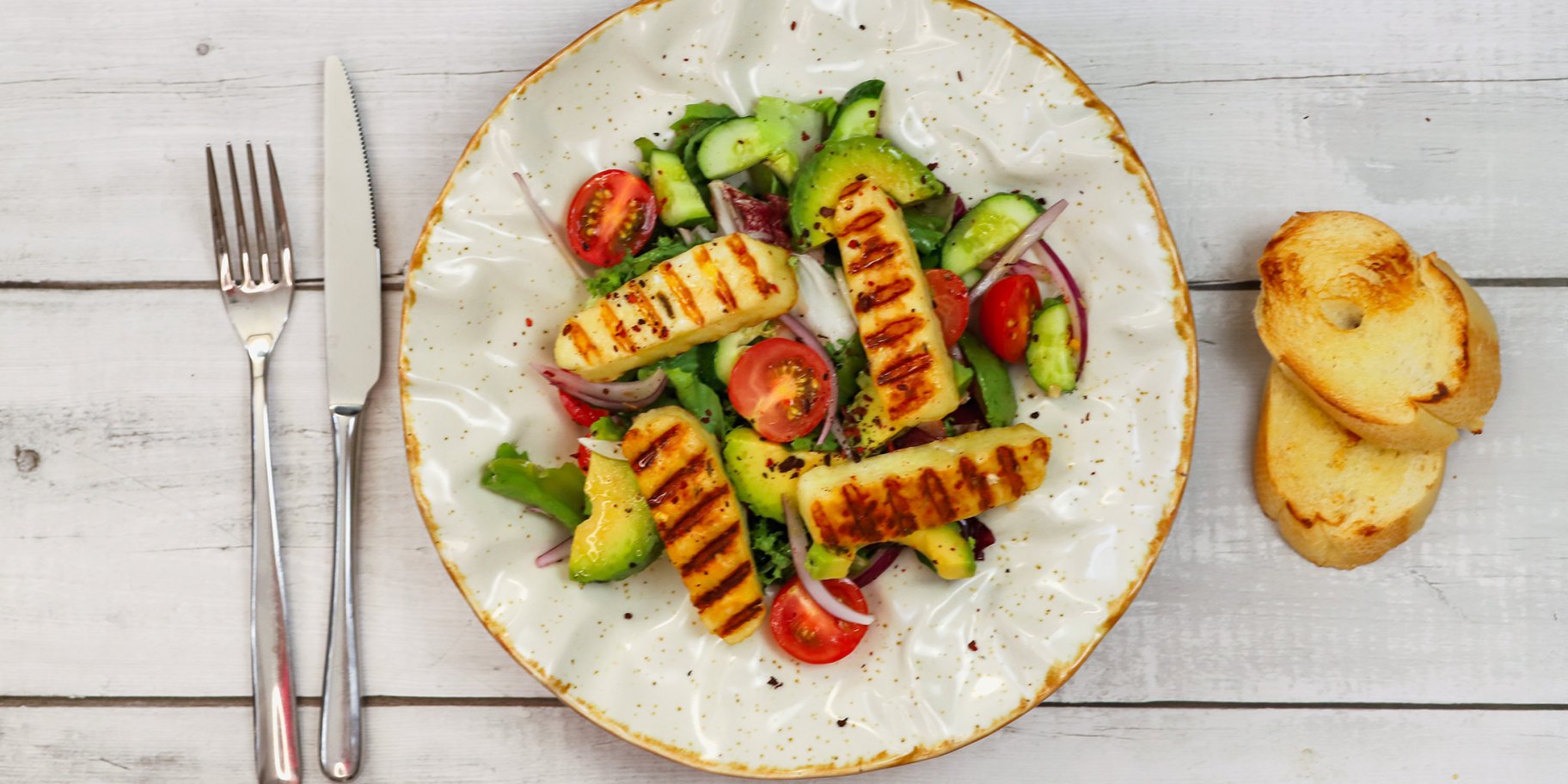 Салат із сиром халумі та овочами