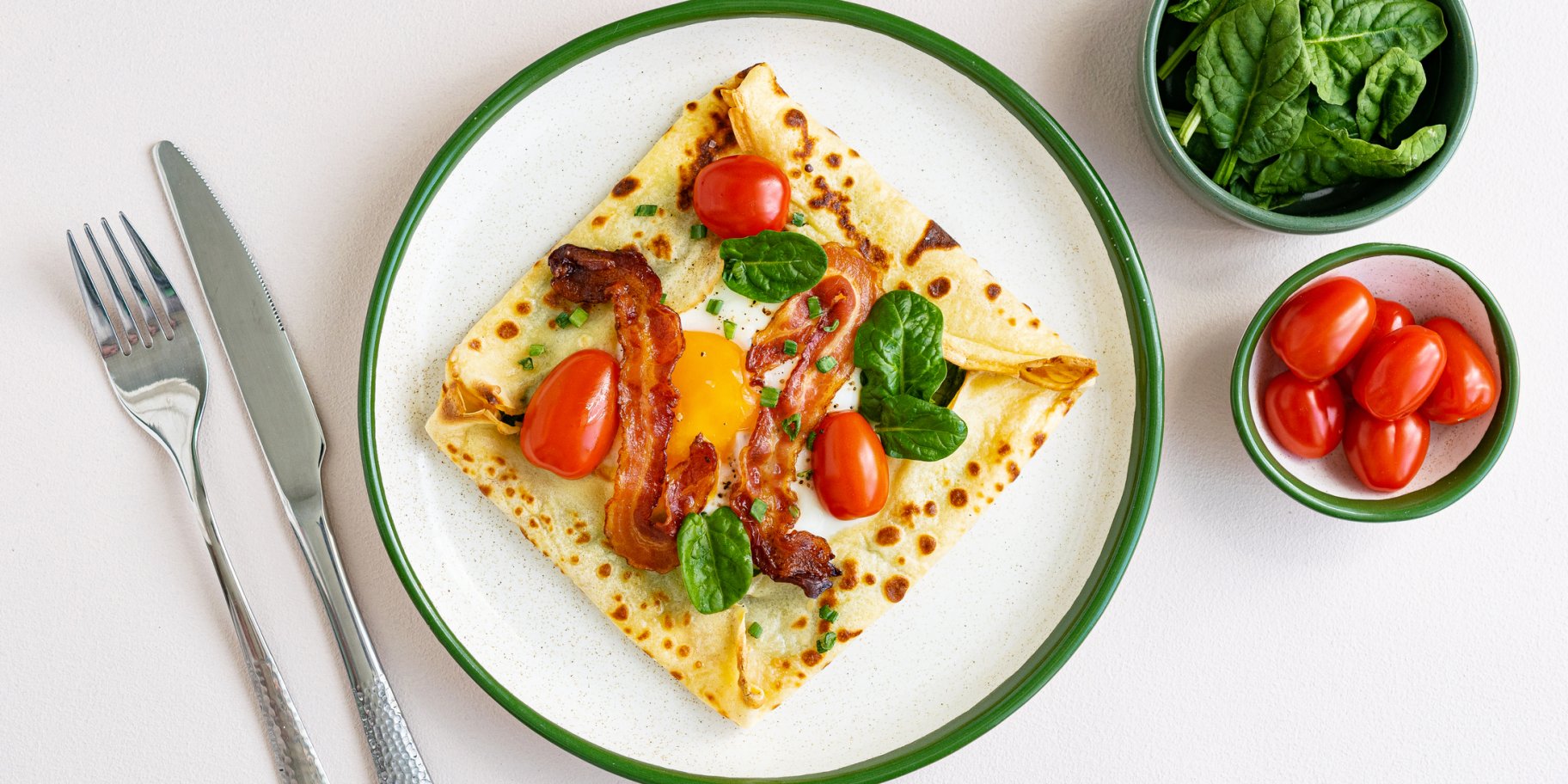 Галета з яйцем і беконом