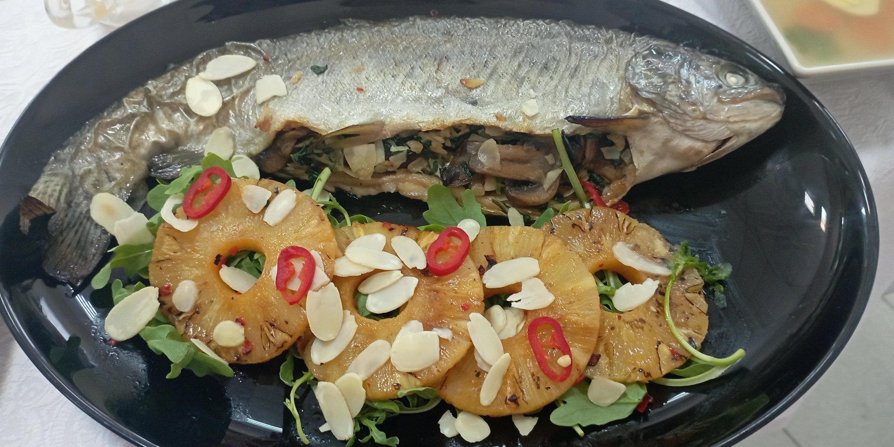 Форель, фарширована грибами з ананасами