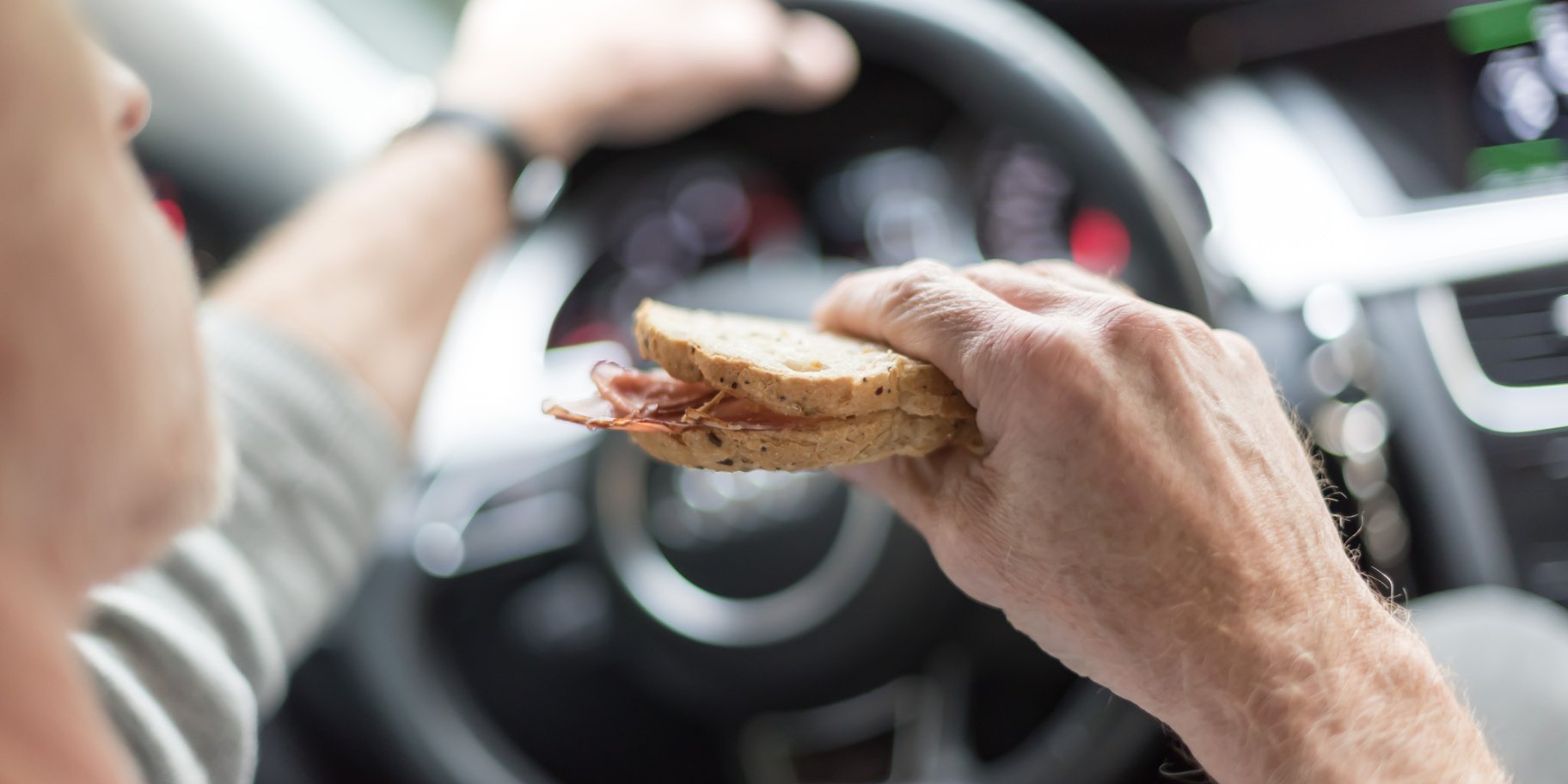 Довго за кермом: як харчуватися в дорозі, щоб почуватися добре