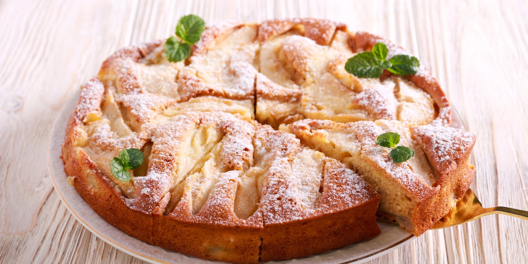 Шарлотка з айвою