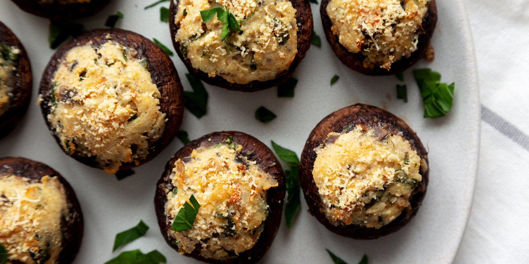 Гриби, фаршировані карамелізованою цибулею