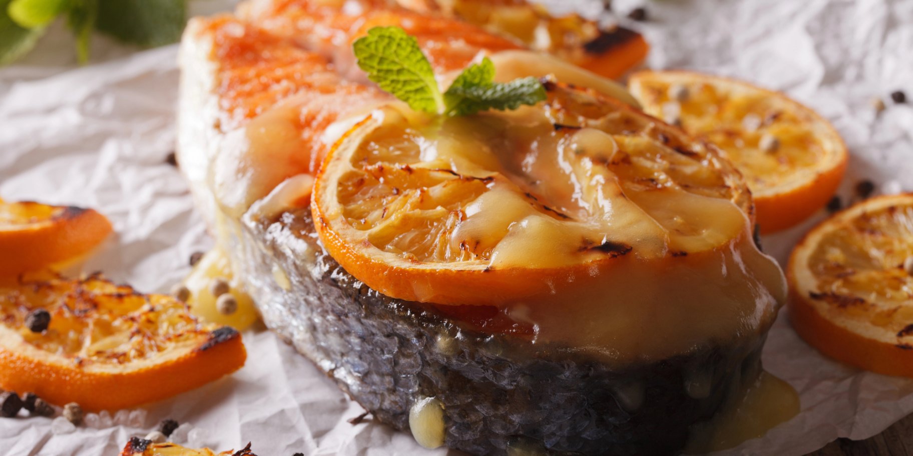 Медальйони з червоної риби з апельсином та розмарином