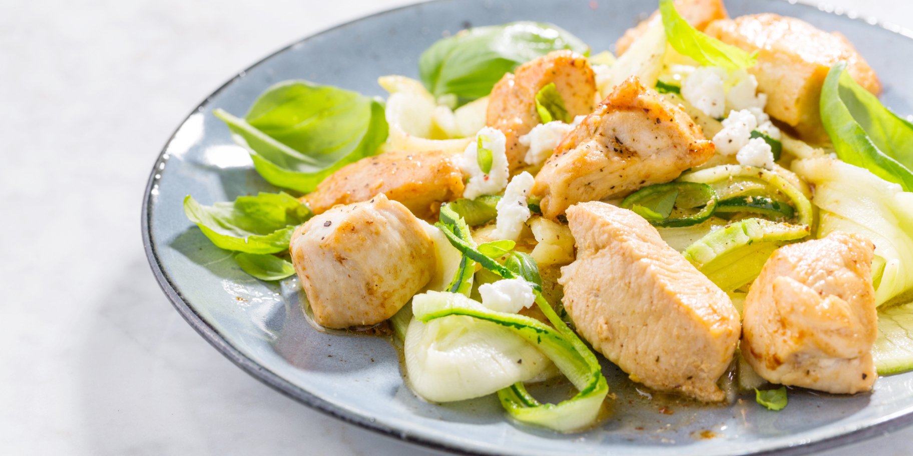 Курка з кабачками під сирним соусом