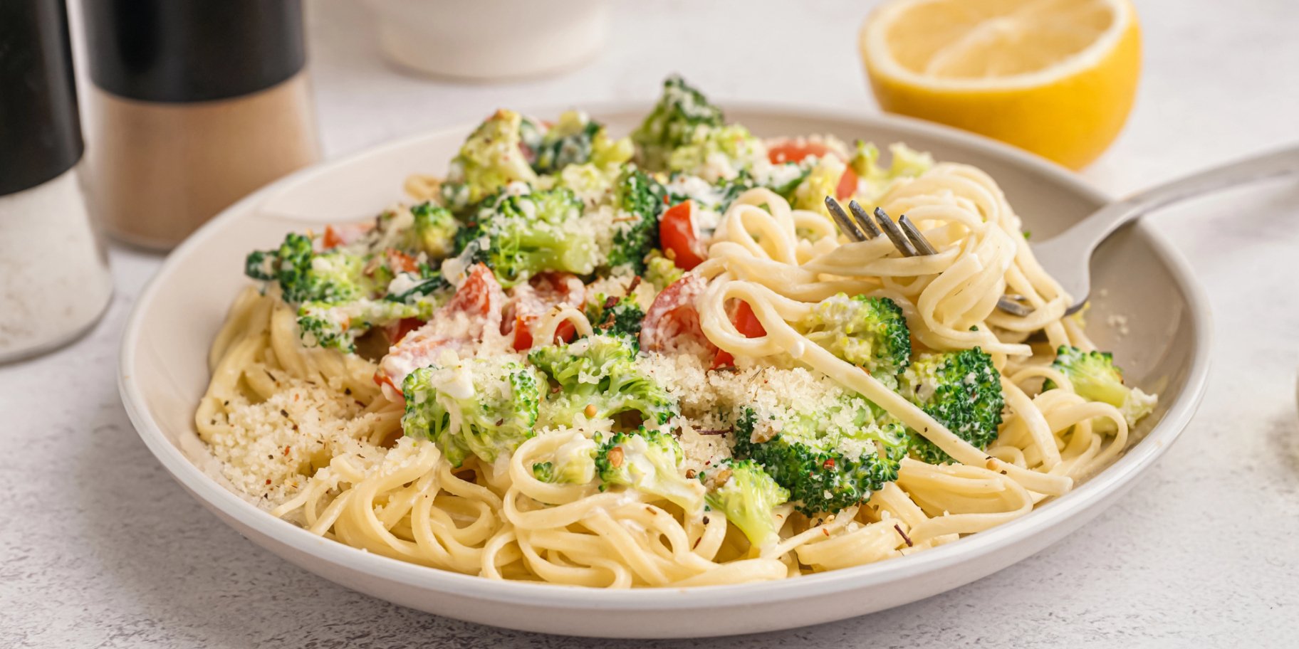 Паста з броколі й томатами