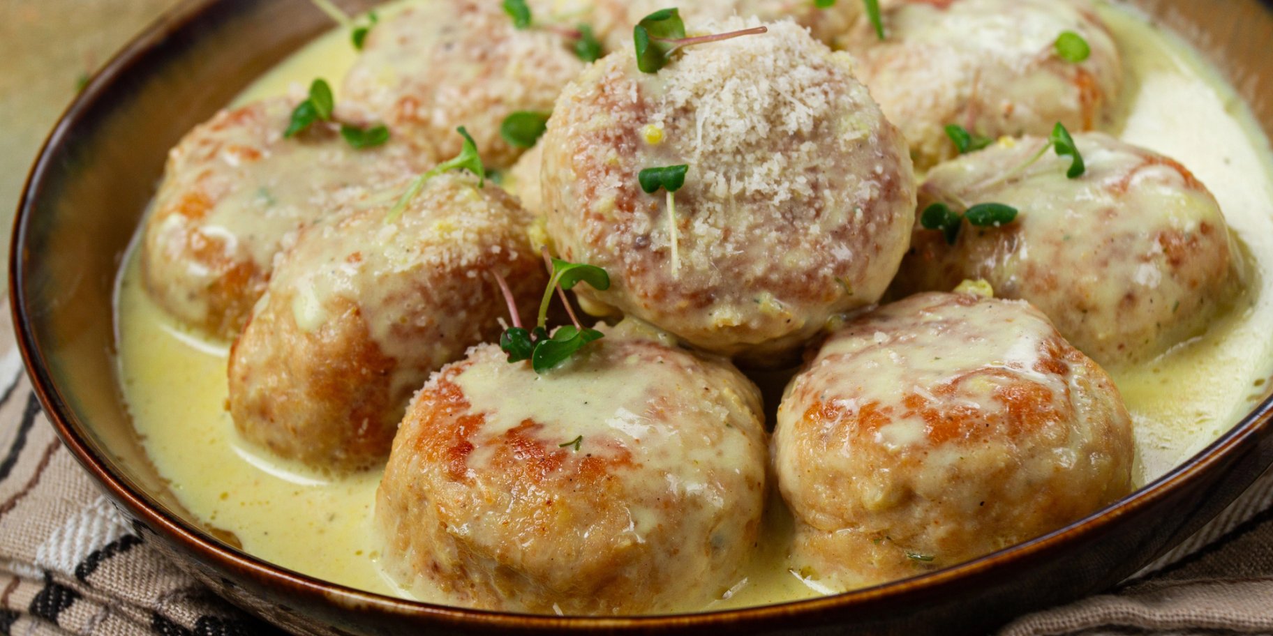 Котлети в сирному соусі