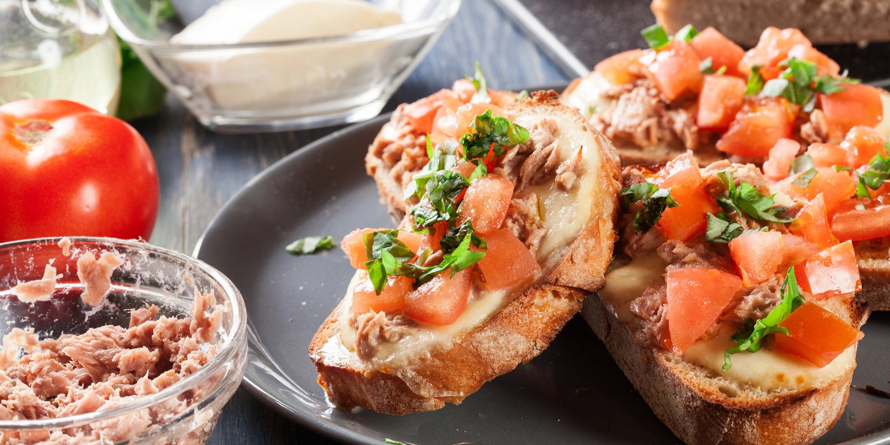 Канапки з тунцем та запеченими томатами