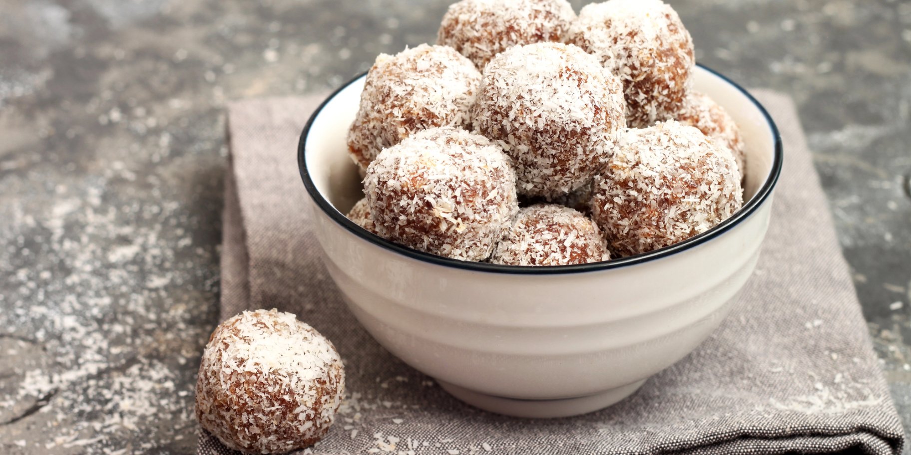 Веганські вівсяні кульки з фініками та горіхами