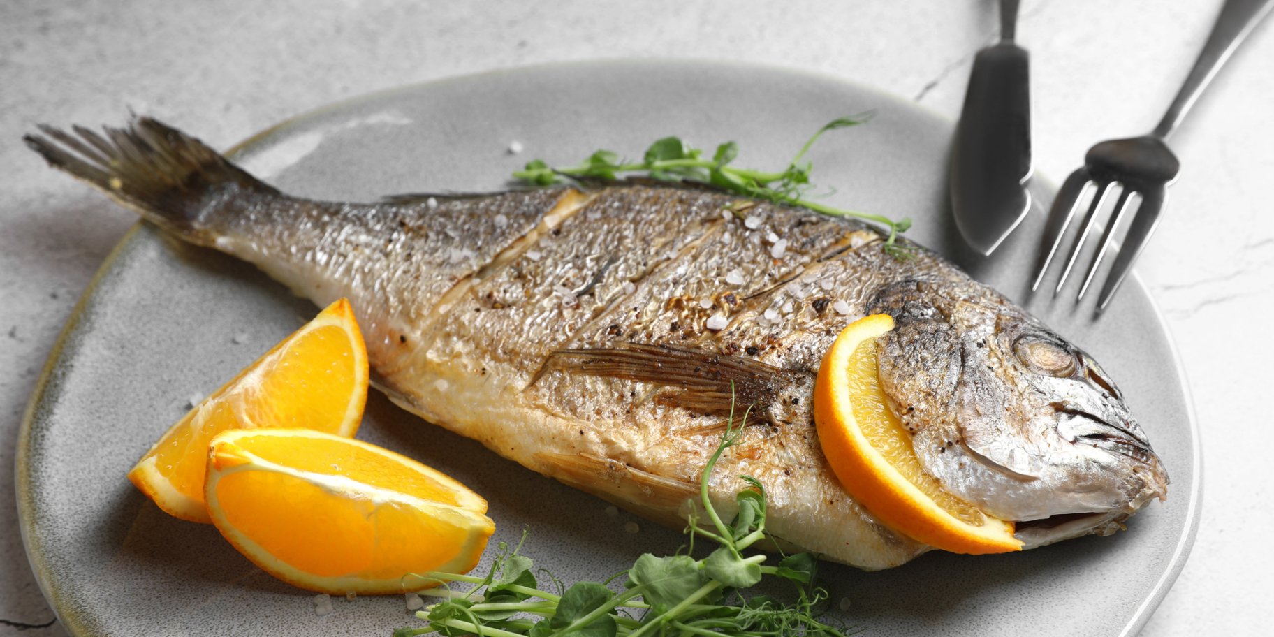 Риба, запечена з апельсином та часником