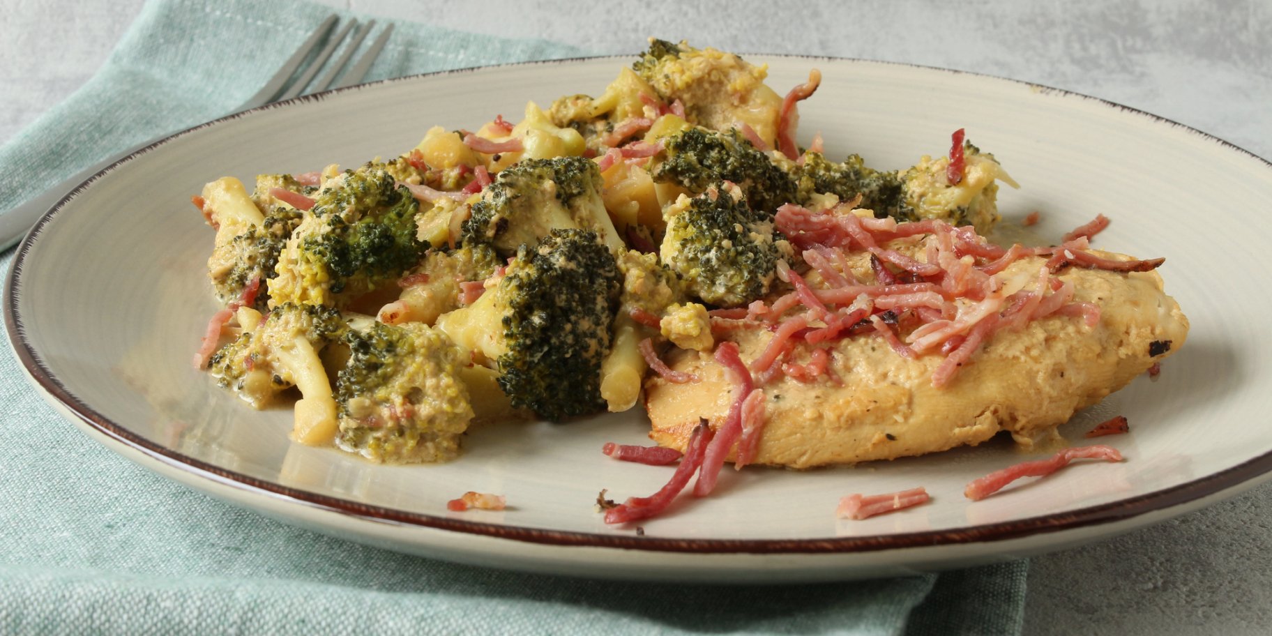 Запечена курка з броколі, сиром та беконом