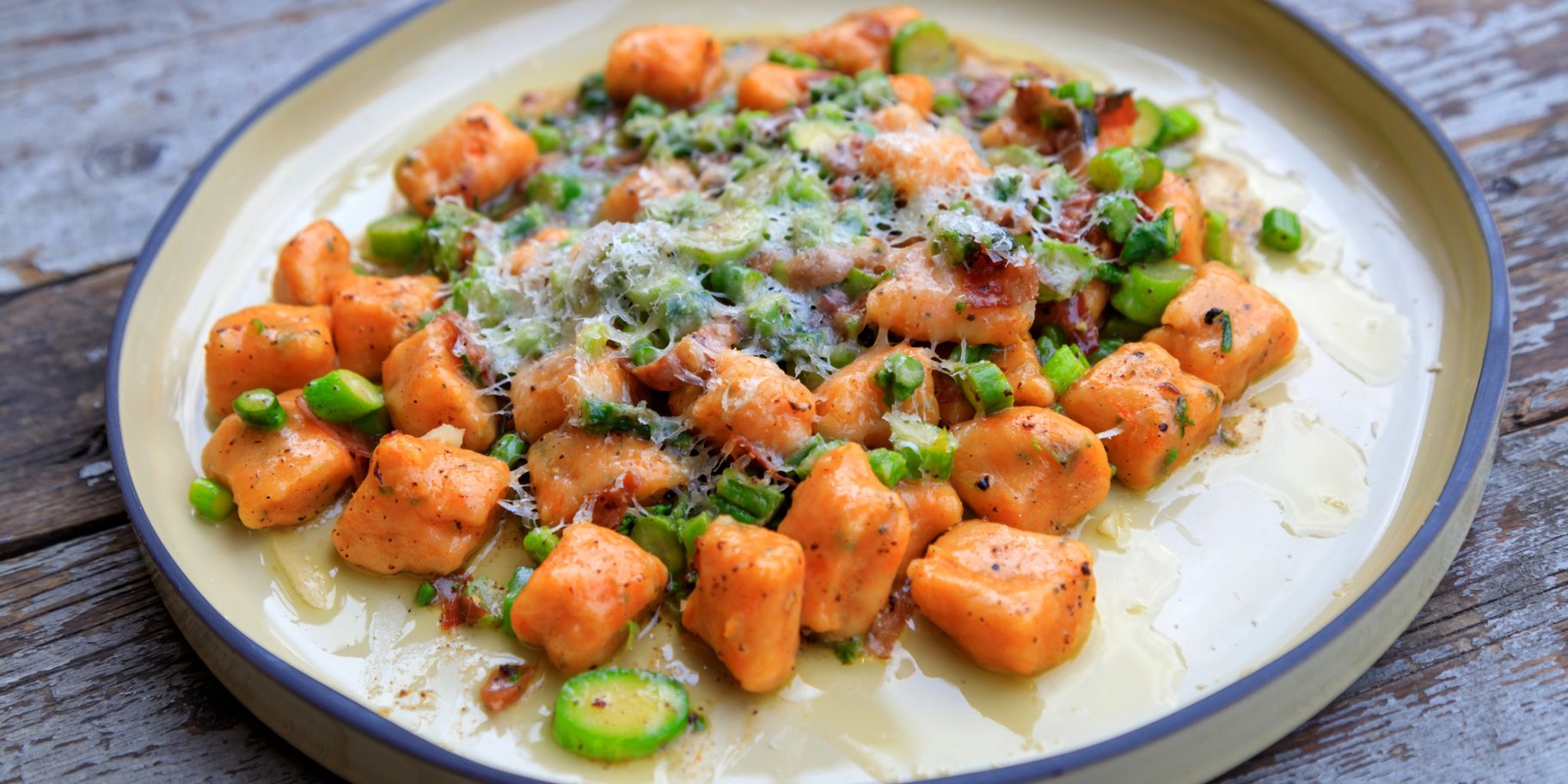 Ньокі з батату зі спаржею та беконом