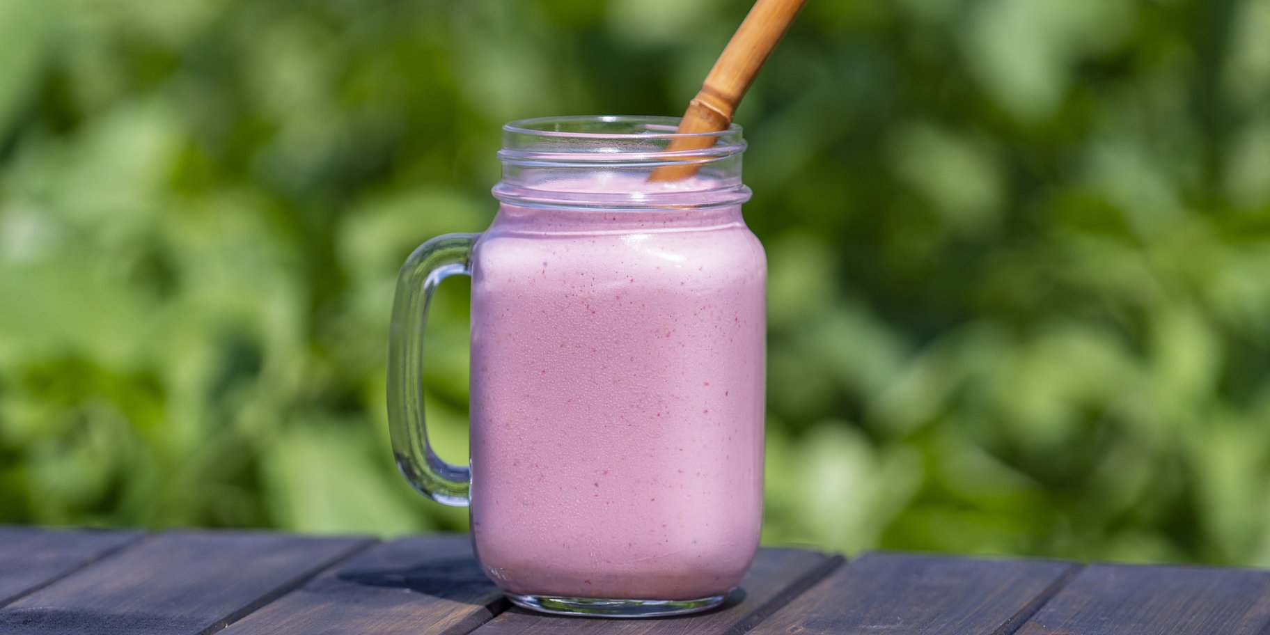 Смузи с ягодами жимолости