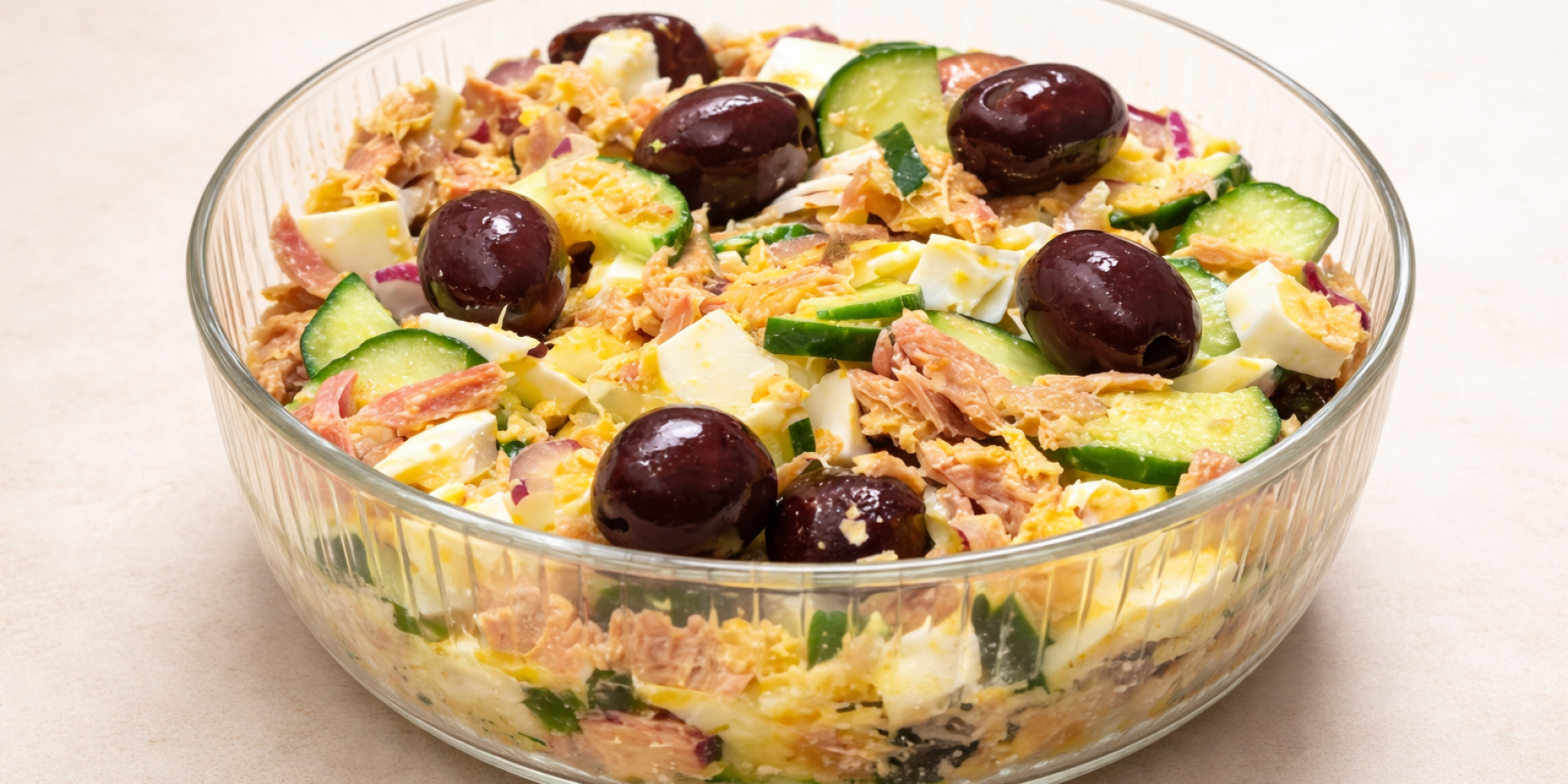 Салат з тунцем та оливками