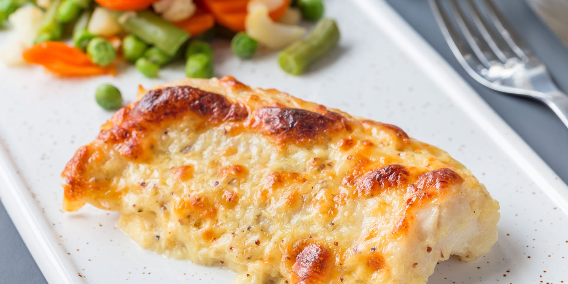 Риба, запечена з ківі і сиром