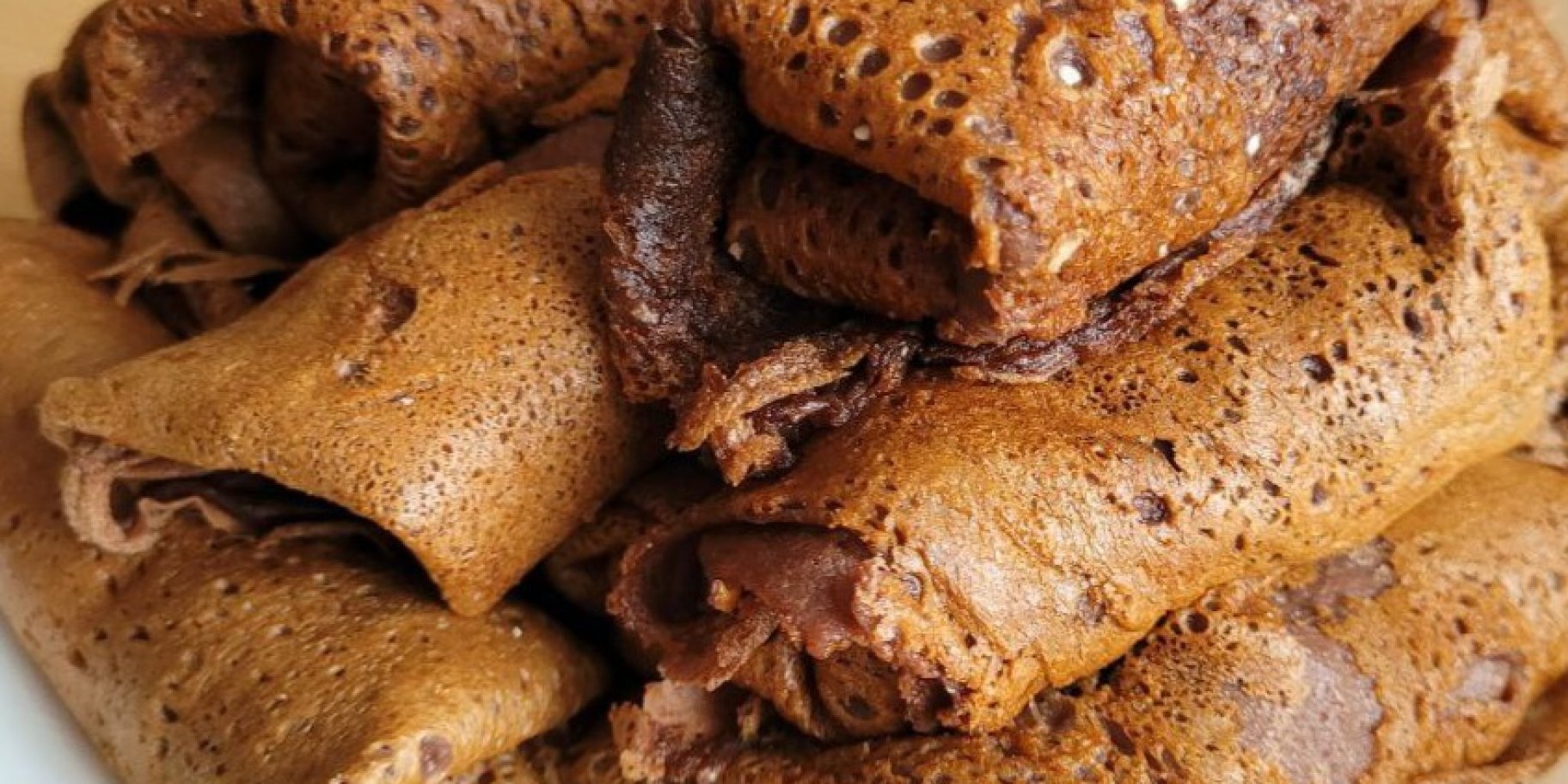 Шоколадні млинці з сирно-карамельною начинкою