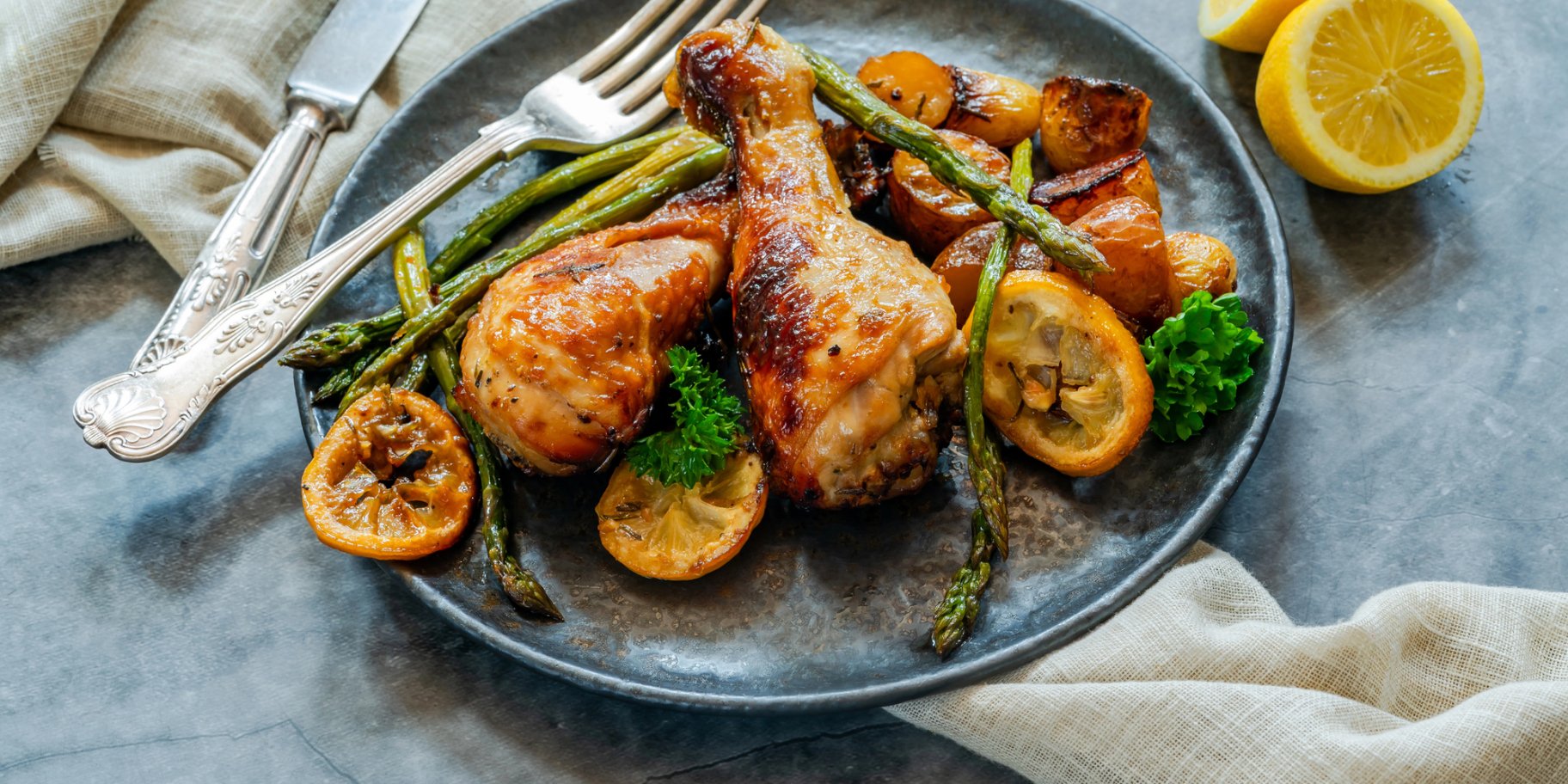 Запечена курка з картоплею та спаржею