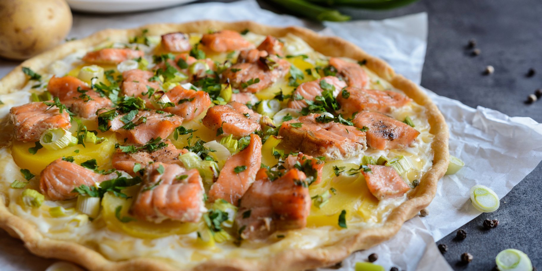 Пиріг з огірком, сьомгою та зеленим соусом
