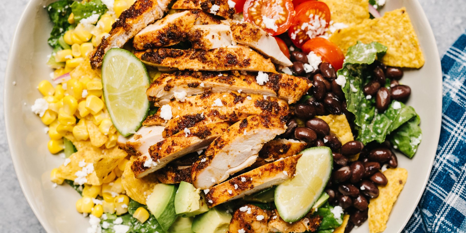 Салат з куркою, чорною квасолею і кукурудзою