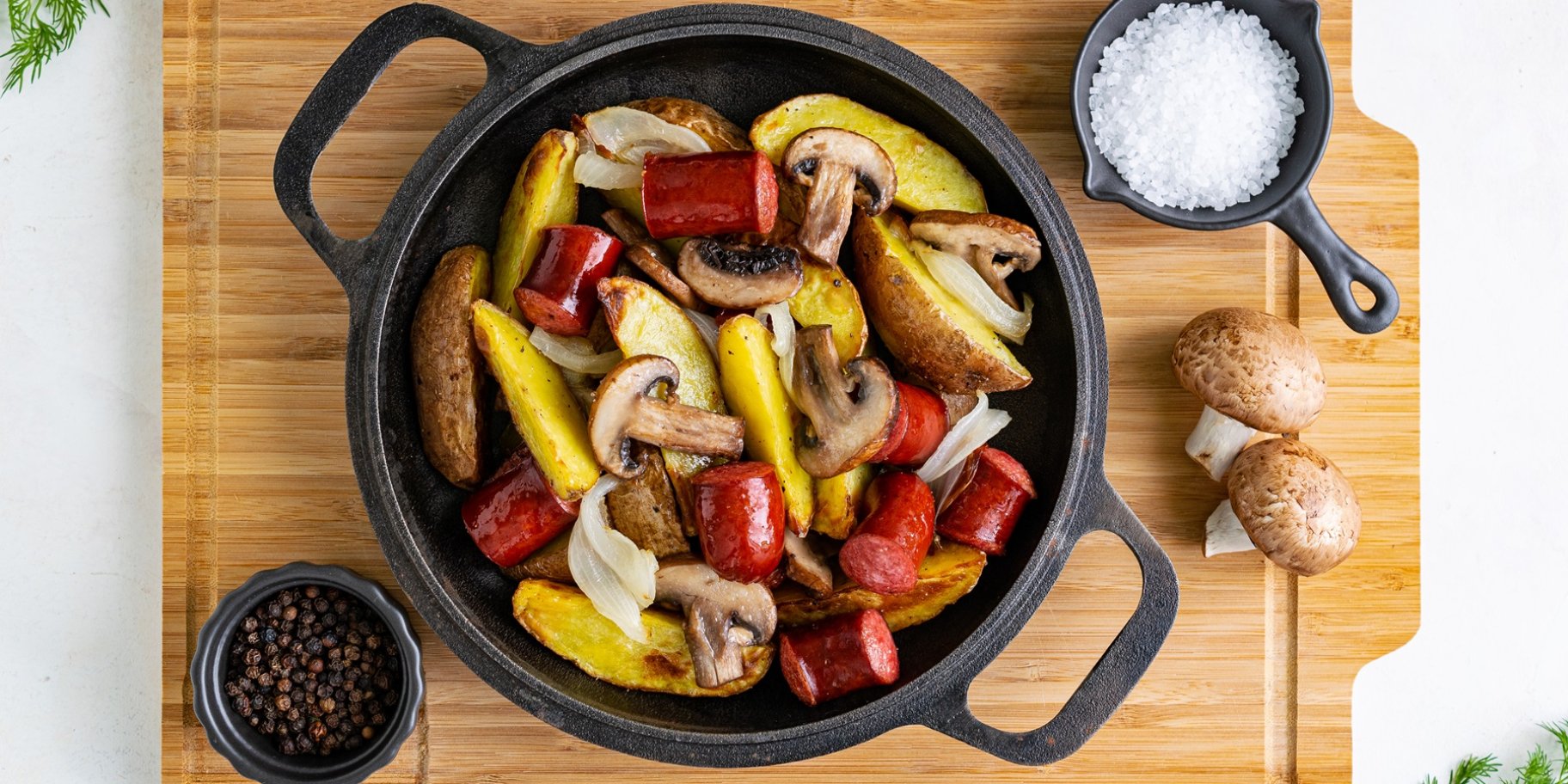Картопля з ковбасками й грибами