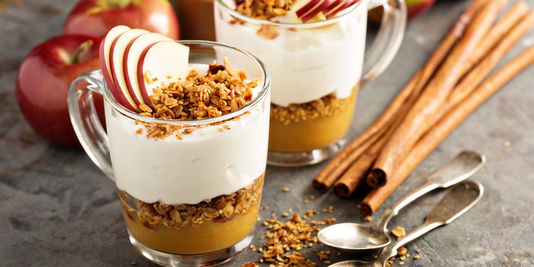 Йогуртовий десерт з яблуками