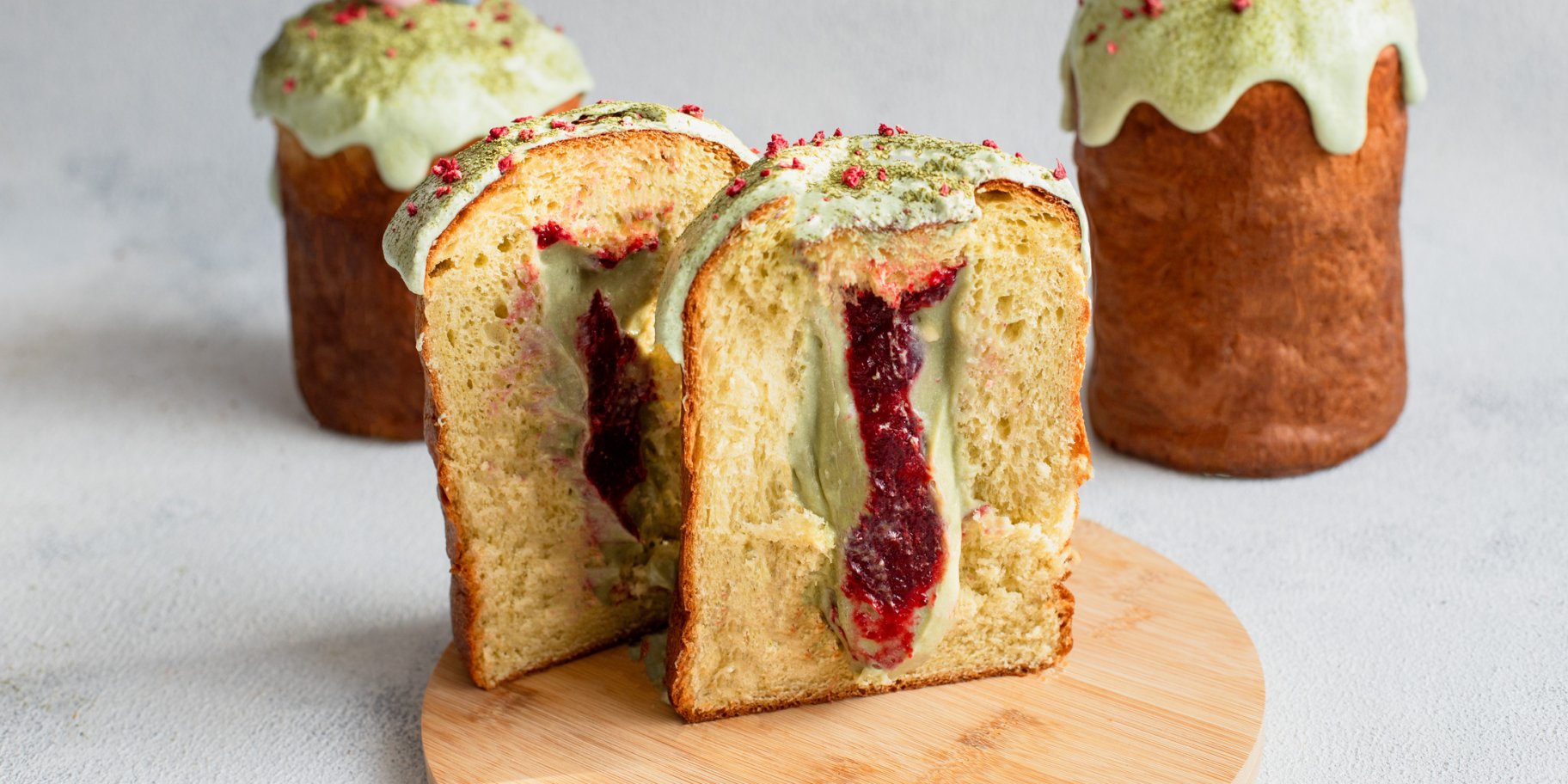 Паска з матчею і малиною