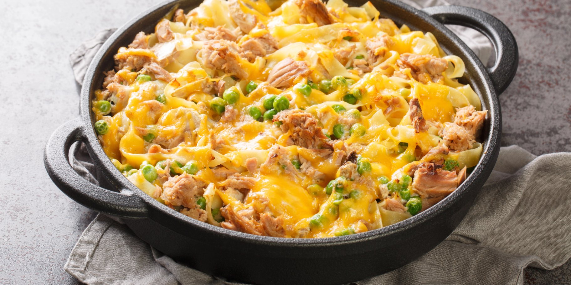 Запечена паста з тунцем і горошком