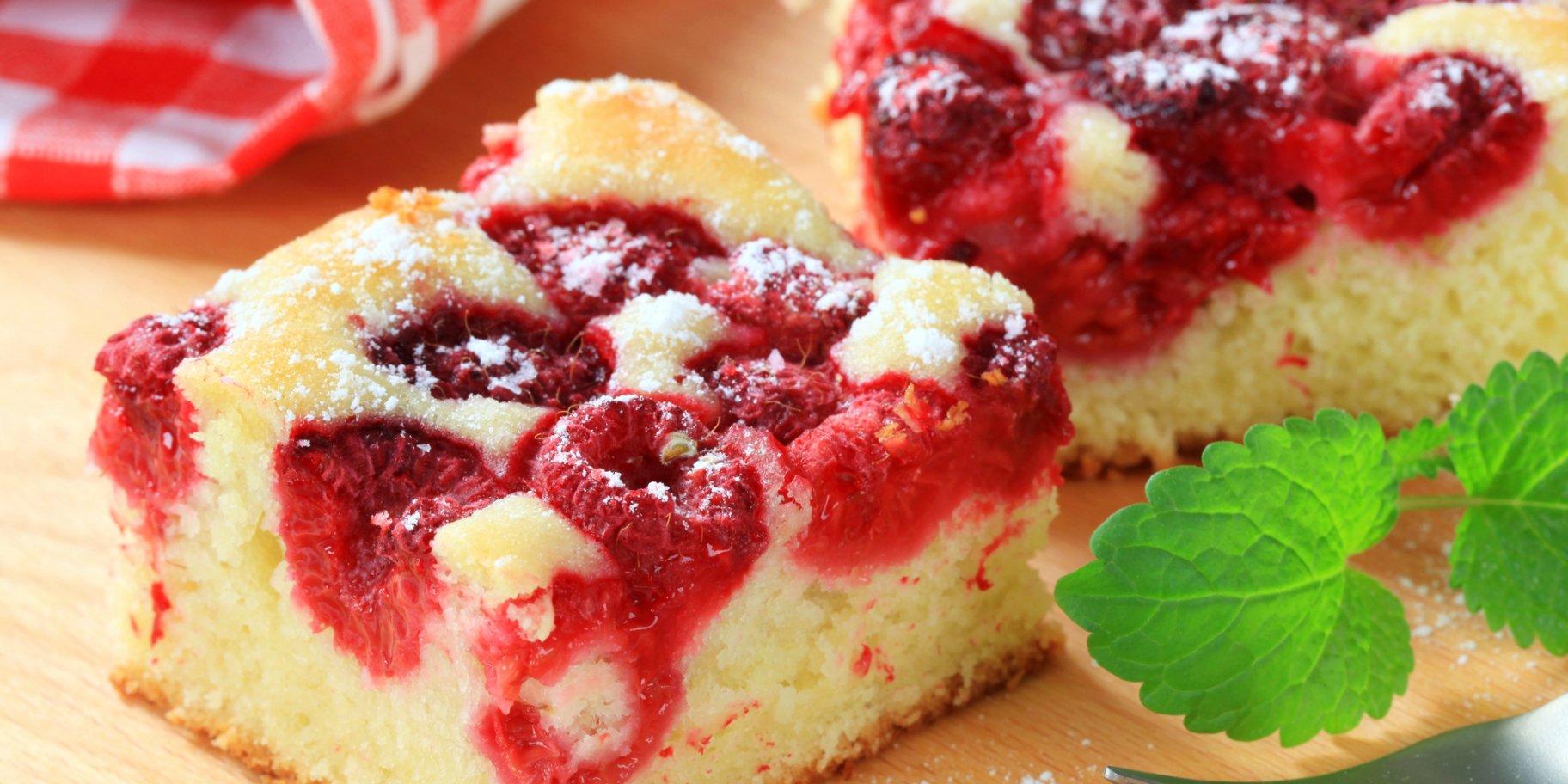 Шарлотка з малиною