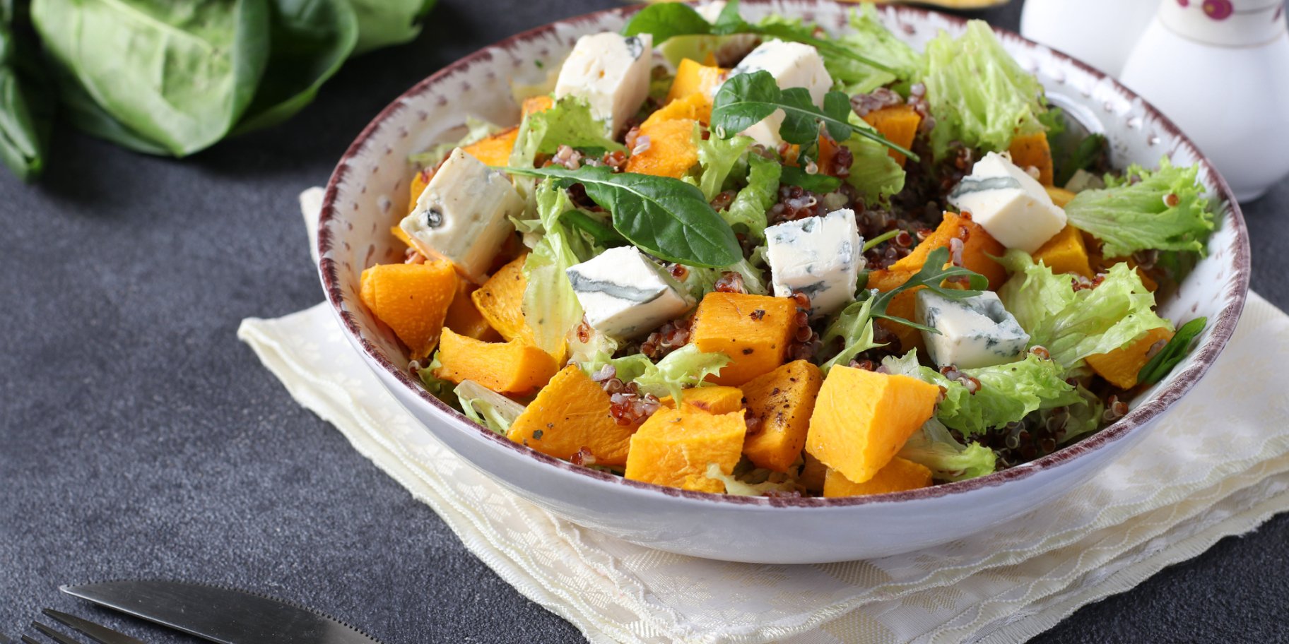 Салат з хурмою та сиром із пліснявою