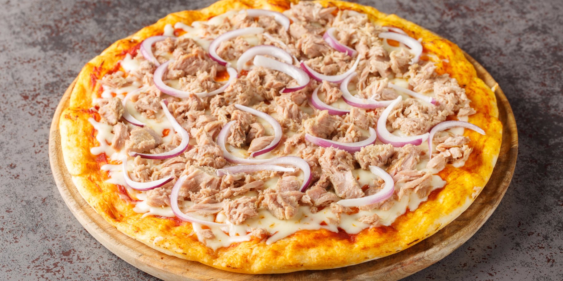 Білкова піца з вершковим сиром та тунцем