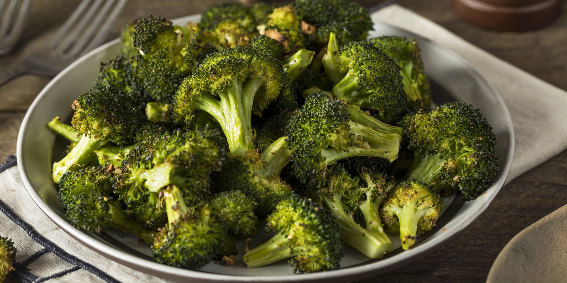 Печена броколі з лимоном, горіхами та пармезаном