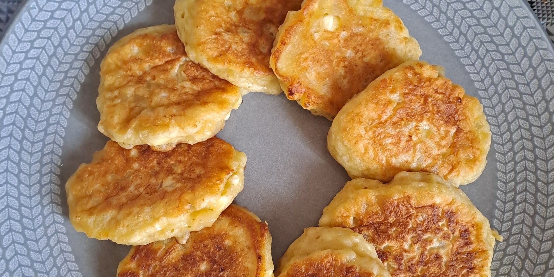 Оладки з карамелізованими яблуками