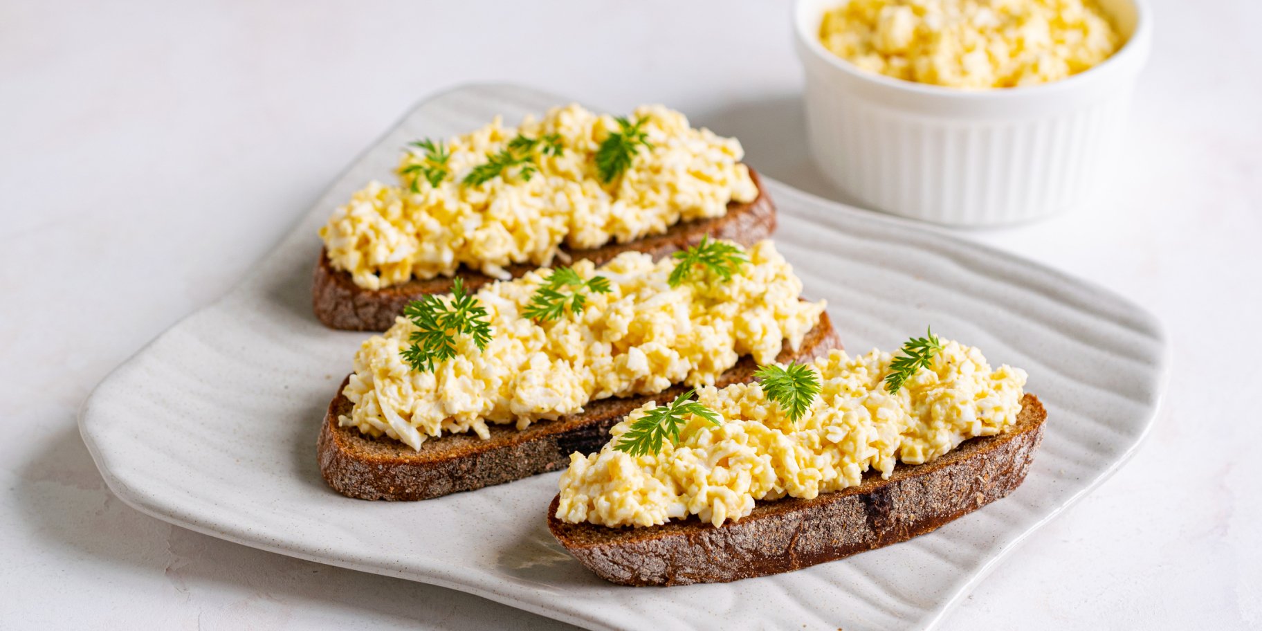 Салат-намазка з плавленим сиром, яйцем та часником