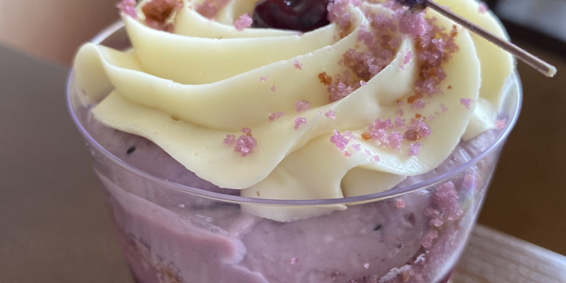 Трайфл з лавандовим кремом і бісквітом Трайфл з лавандовим кремом і бісквітом