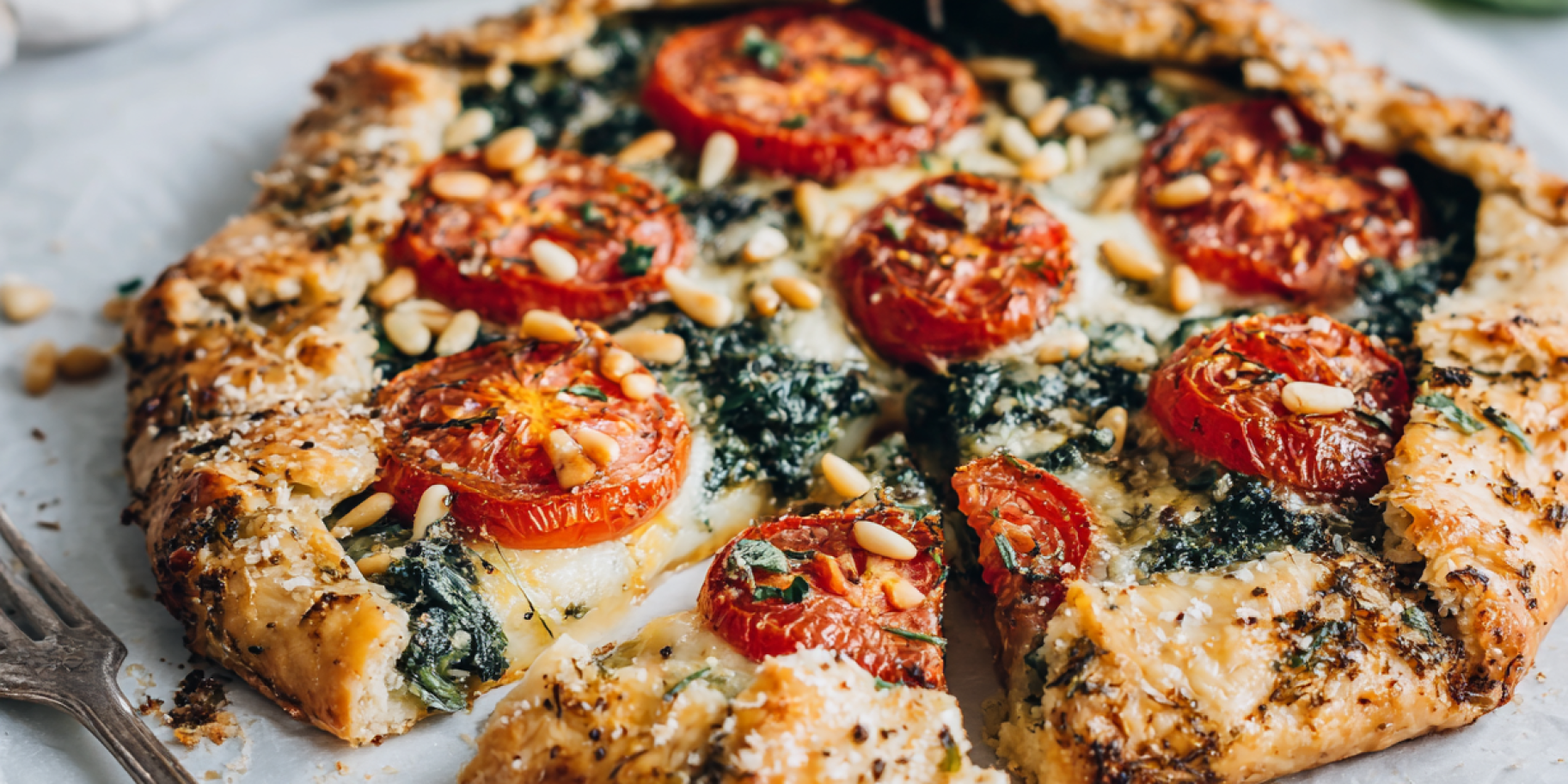Шпинатна галета з томатами та песто Шпинатна галета з томатами та песто