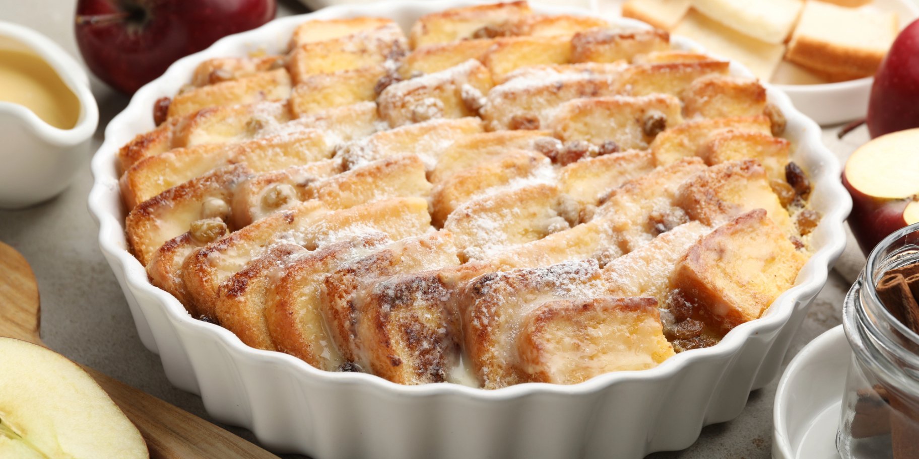 Хлібний пудинг з яблуками, цедрою та корицею