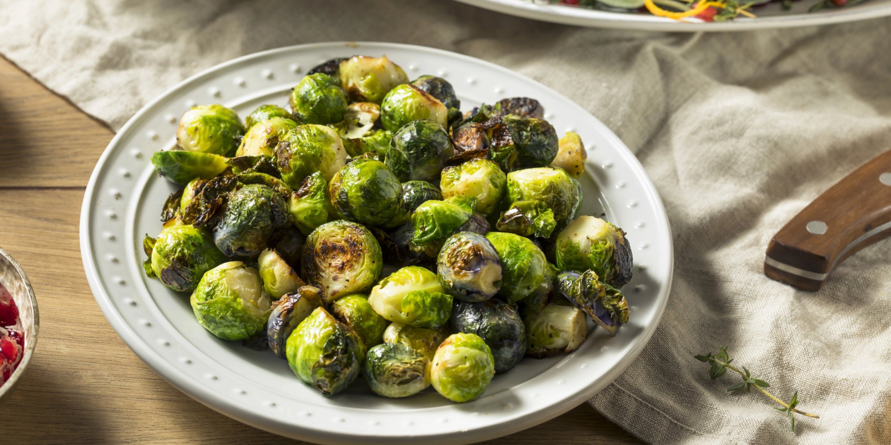 Запечена брюссельська капуста з виноградом