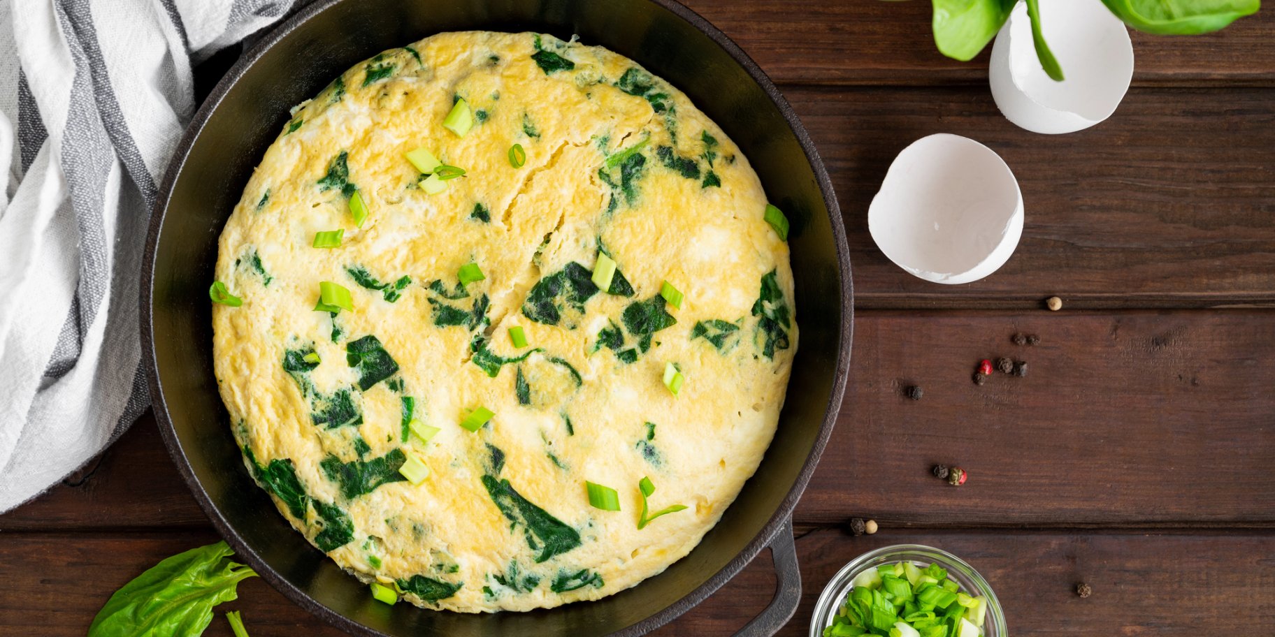 Сирний омлет із зеленою цибулею