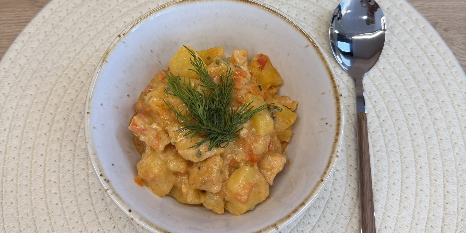 Тушкована картопля з куркою