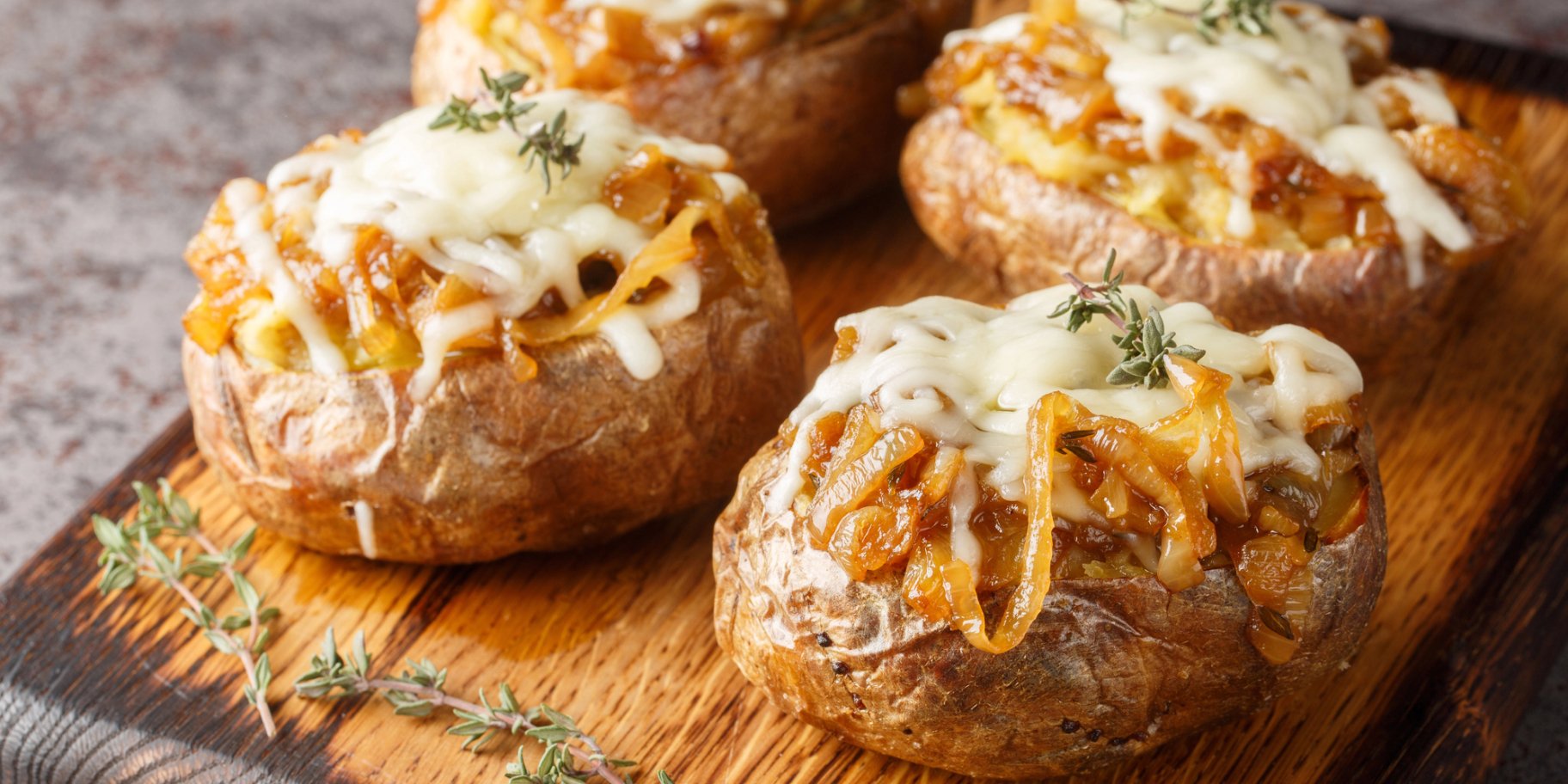 Печена картопля з цибулею по-французьки