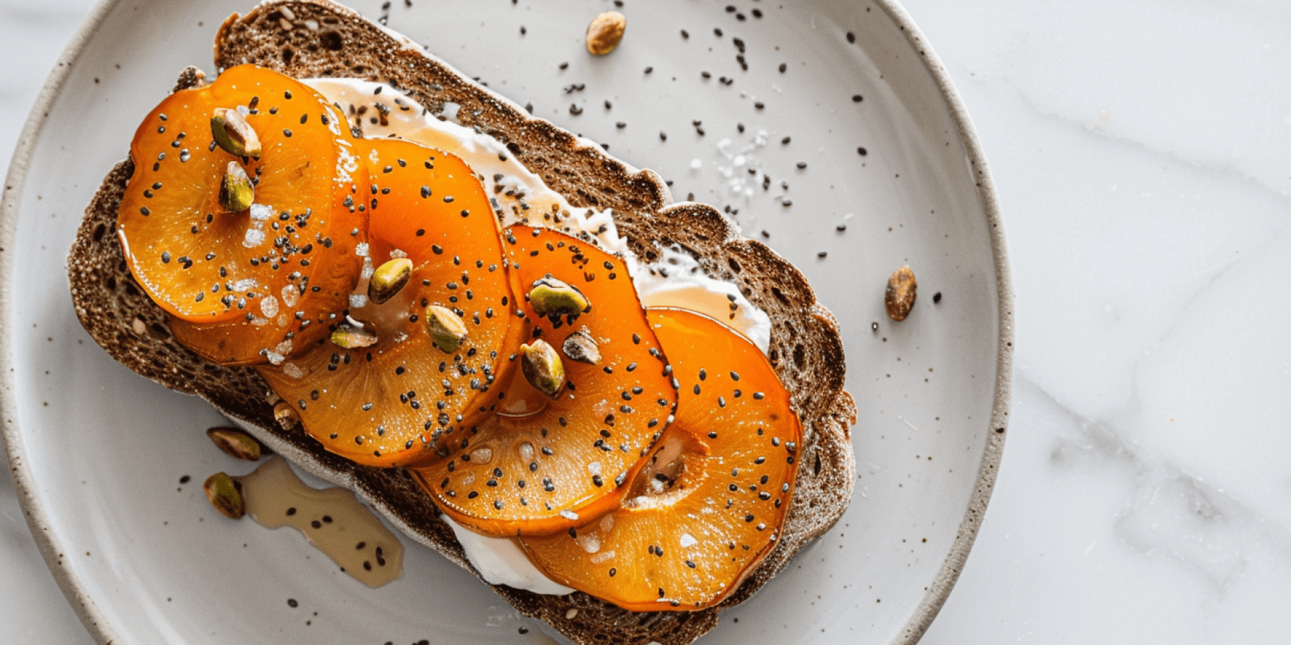 Сніданковий тост зі смаженою хурмою