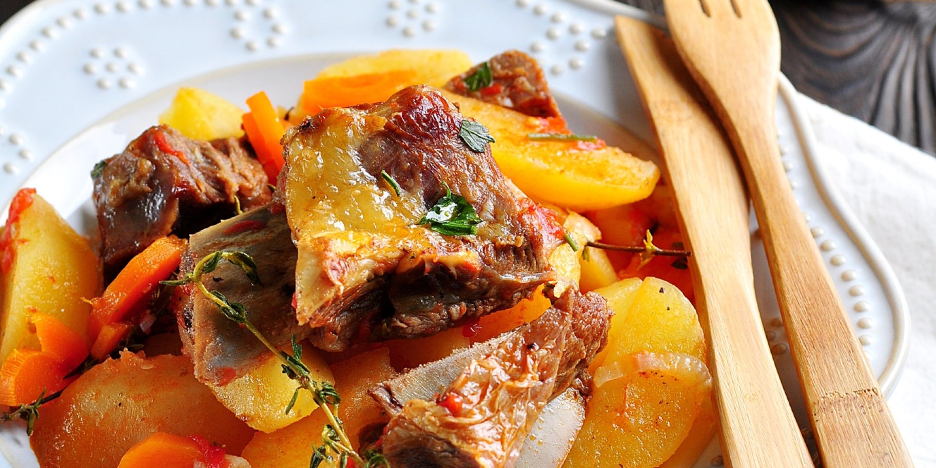 Свинячі рецебря з картоплею, морквою та яблуками