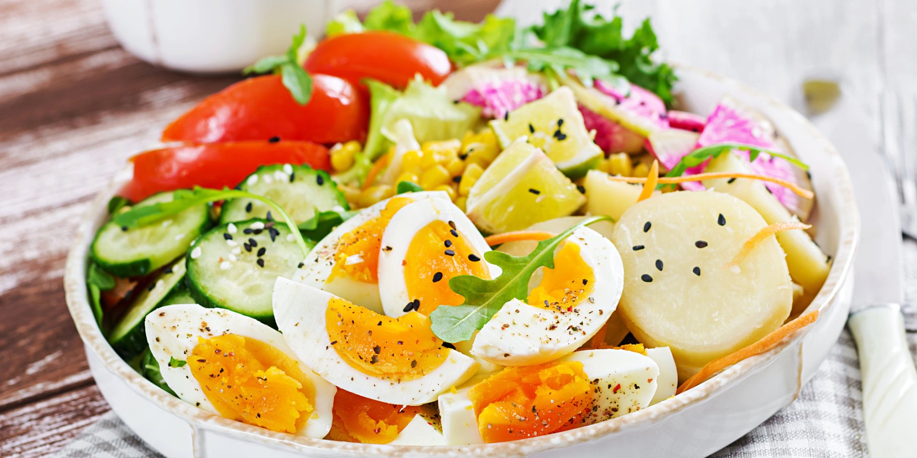 Картопляний салат із редискою, огірком і яйцями