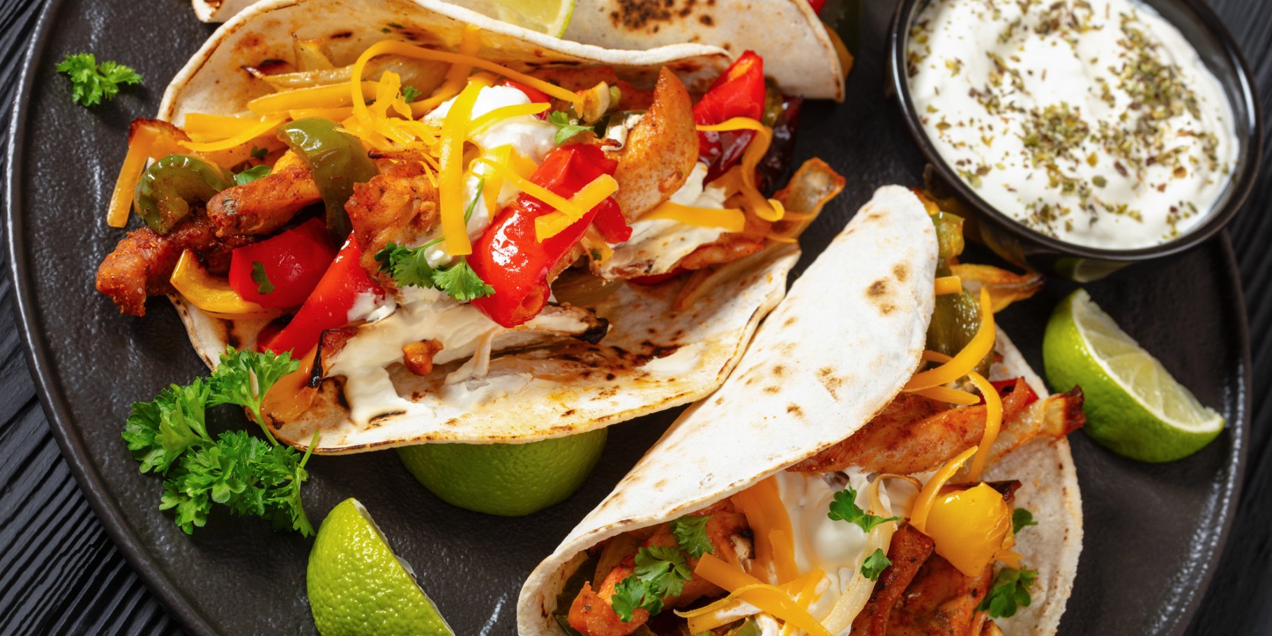 Тортильї з куркою та овочами