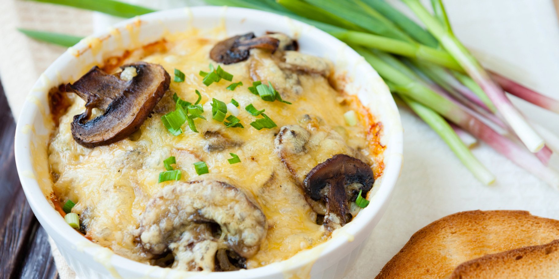 Язик з грибами в сметані