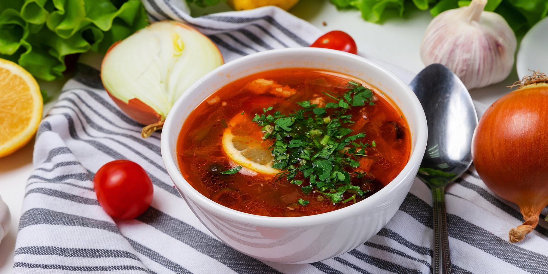 солянка зі свининою, куркою і ковбасою