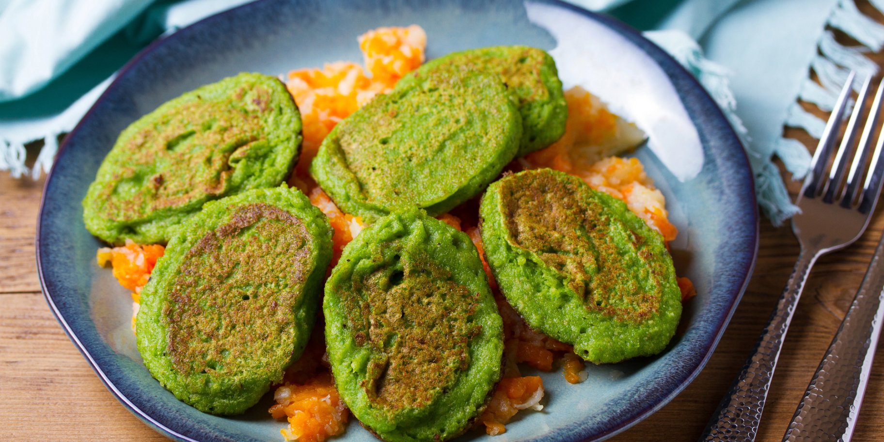 Горохові коржики з соусом із фети