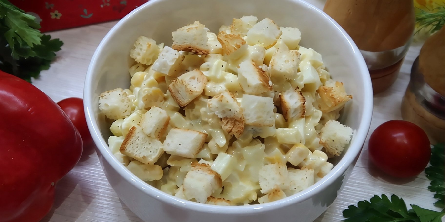 Салат із сиром косичка, кукурудзою і сухариками
