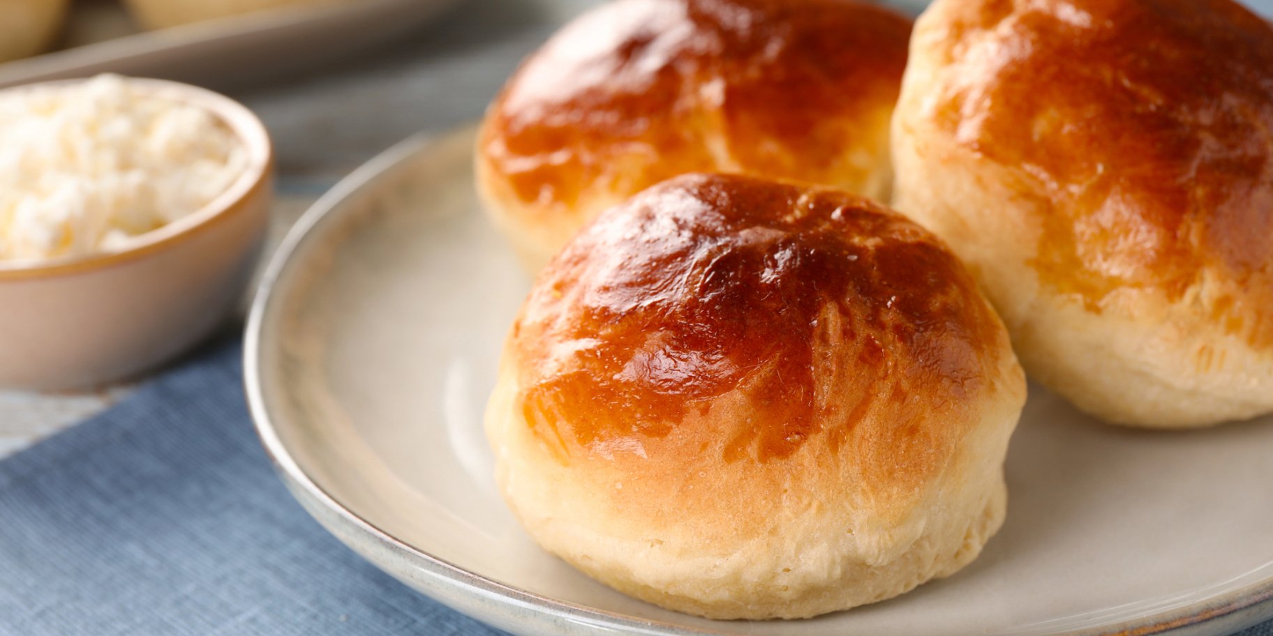 Бріоші з курагою та горіхами