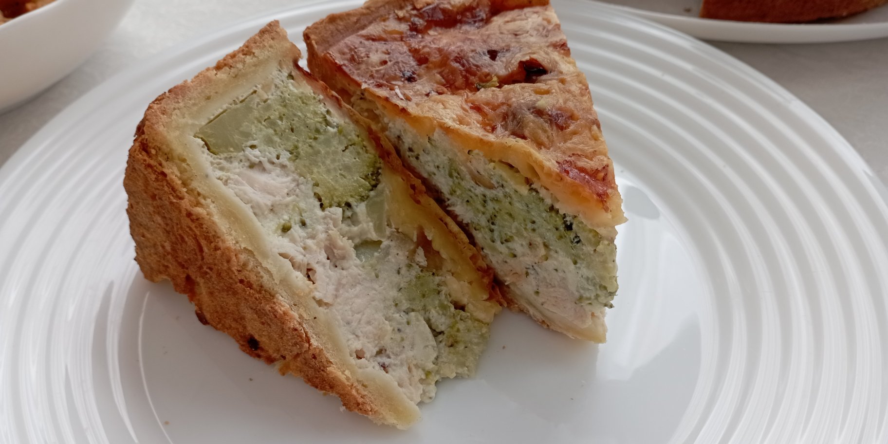 Кіш з куркою та броколі